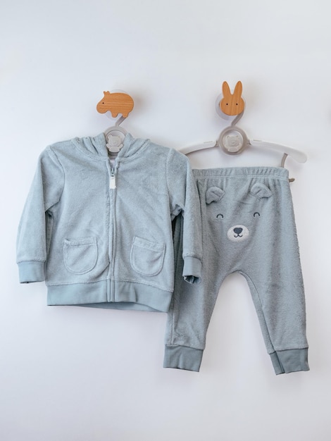 conjunto de diferentes ropas para bebé sobre fondo blanco