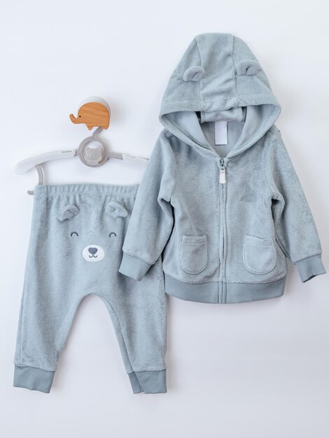 conjunto de diferentes ropas para bebé sobre fondo blanco