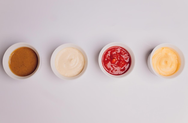 Foto conjunto de diferentes salsas aislado en blanco