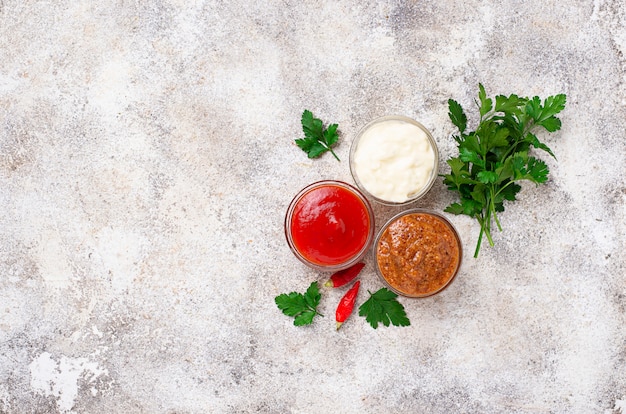 Conjunto de diferentes salsas: mostaza, ketchup, mayonesa.