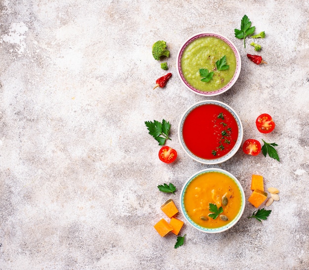 Conjunto de diferentes sopas de crema de verduras