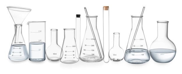 Conjunto de diferentes vasos de laboratorio aislados en blanco