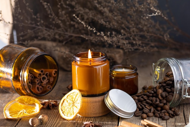 Foto un conjunto de diferentes velas aromáticas en frascos de vidrio sobre un fondo blanco vela perfumada hecha a mano las velas de soja se queman en un frascocera y parafina en un frasco