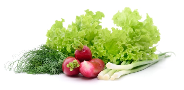 Conjunto de diferentes verduras aislado en blanco.