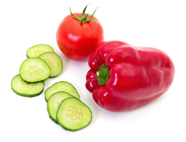 Conjunto de diferentes verduras aislado en blanco.