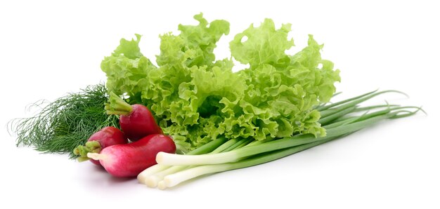 Conjunto de diferentes verduras aislado en blanco.