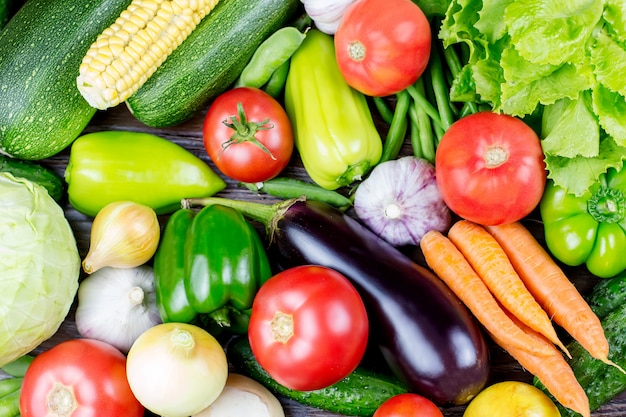 Conjunto de diferentes verduras coloridas crudas frescas