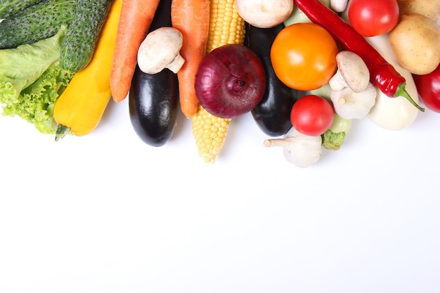 Conjunto de diferentes verduras frescas en una vista superior de fondo blanco