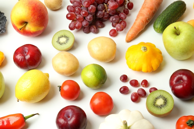 Conjunto de diferentes verduras y frutas sobre fondo blanco.