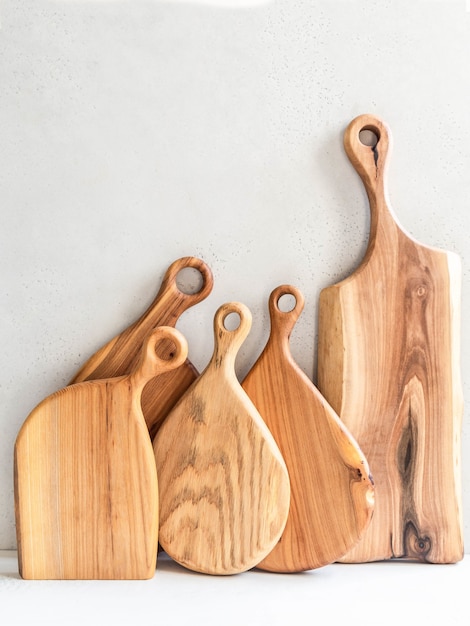 Conjunto de diseño de tablas de cortar de madera contra la pared gris. Concepto de cocina mínimo. copia espacio