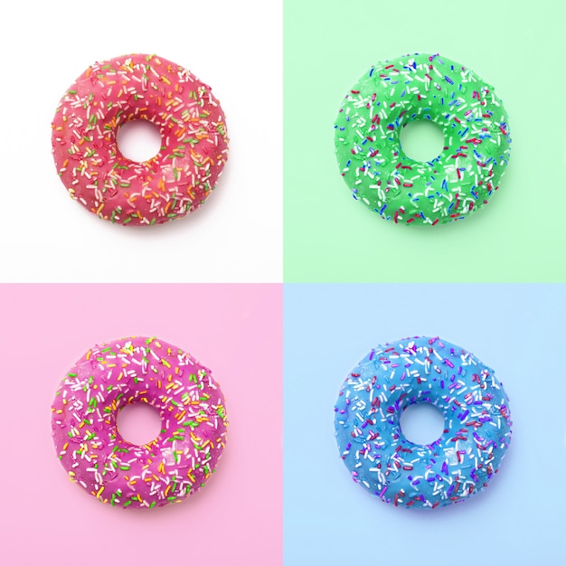 Conjunto de donas de colores. Excelente fresca deliciosa púrpura verde azul rosa donut en formación de hielo. Collage