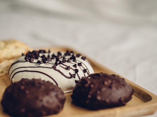 Conjunto de donuts de chocolate y pastel de hojaldre.