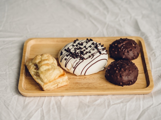 Conjunto de donuts de chocolate y pastel de hojaldre.