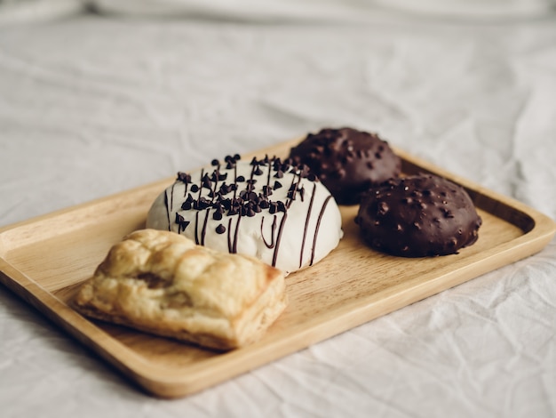 Conjunto de donuts de chocolate y pastel de hojaldre.