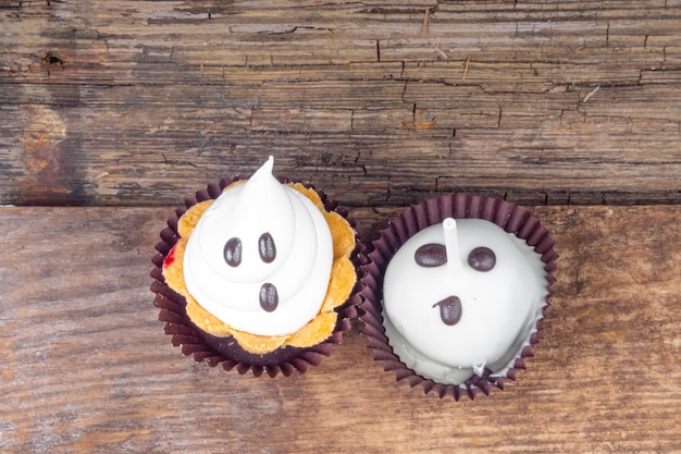 Conjunto de dulces de Halloween sobre fondo de madera vieja