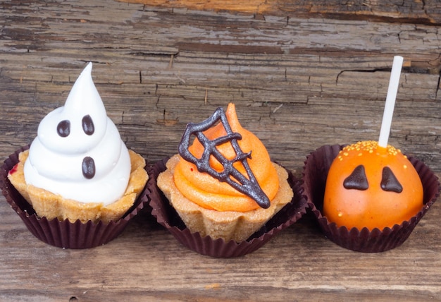 Conjunto de dulces de Halloween sobre fondo de madera vieja