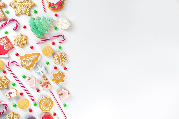 Conjunto de dulces navideños. Surtido de dulces festivos de Navidad y Año Nuevo, dulces tradicionales y galletas. Flatlay con caramelos de bastón de caramelo, pan de jengibre, dulces, vista superior de patrón simple