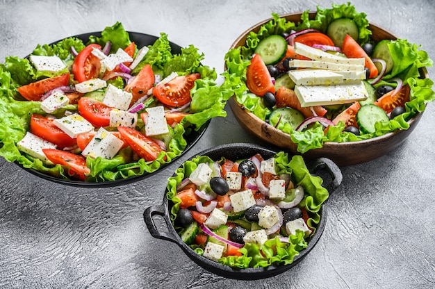 Conjunto de ensalada griega lista para comer en un bol. Mesa blanca. Vista superior.