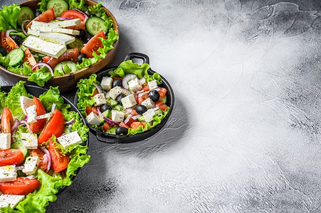 Conjunto de ensalada griega lista para comer en un bol. Vista superior.