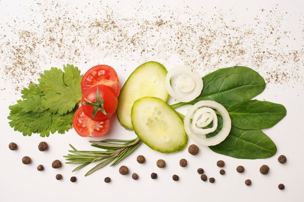 Foto conjunto de ensalada de verduras sobre un fondo blanco aislado nutrición vegetariana alimentos saludables