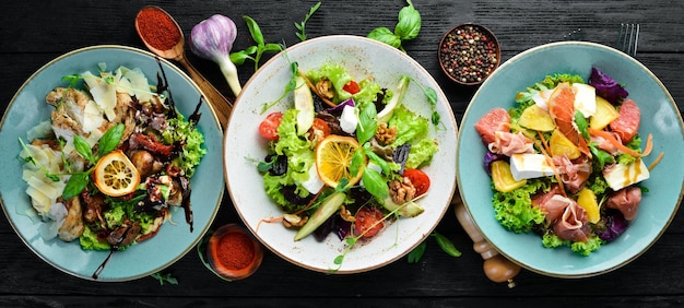 Un conjunto de ensaladas En el plato Estilo rústico Vista superior Espacio libre para su texto