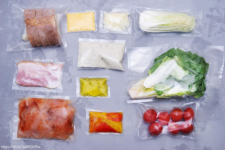 Foto un conjunto para entregar comida para la cena en un fondo gris que cocino en casa