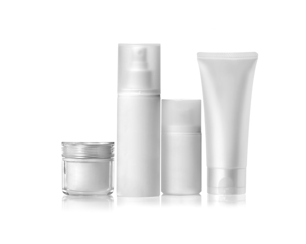 Conjunto de envases cosméticos aislado en blanco