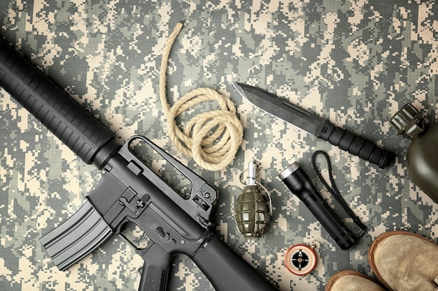 Conjunto de equipo militar en fondo de camuflaje