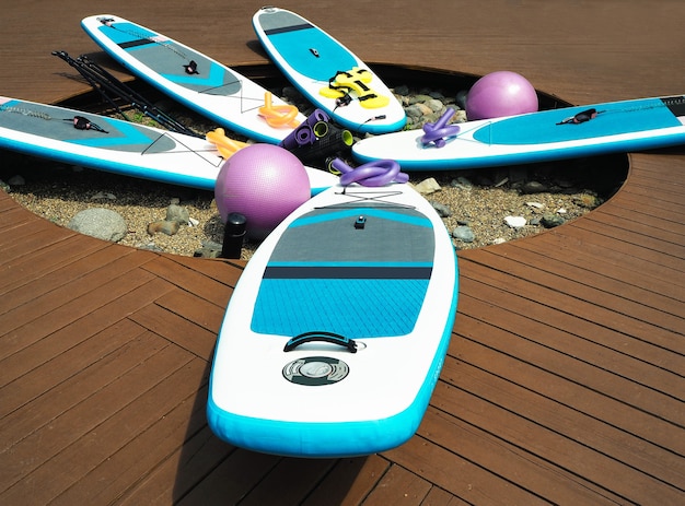 Conjunto de equipo de stand-up paddleboarding (SUP), fitness y yoga para hacer ejercicio en la playa