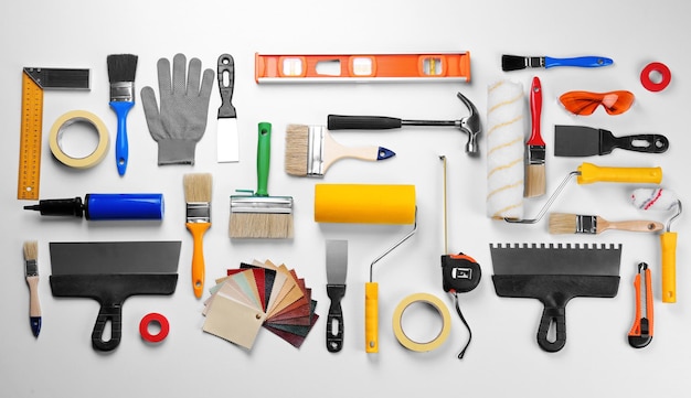 Conjunto de equipos de decoración profesional sobre fondo blanco