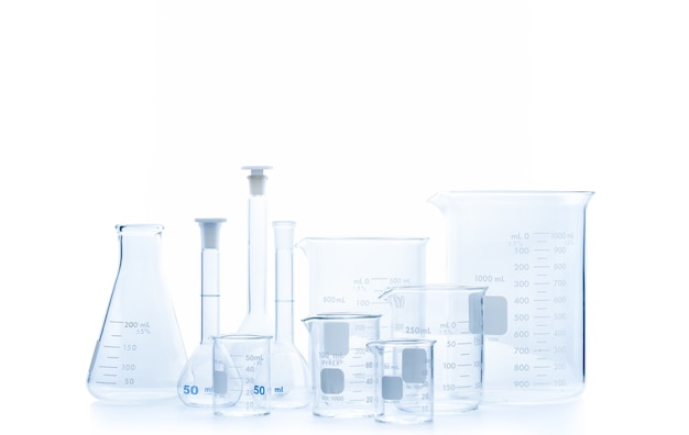 Conjunto de equipos de laboratorio de vidrio realista. Frascos y vaso de medición para experimentos científicos en laboratorio aislado y trazado de recorte, equipo científico