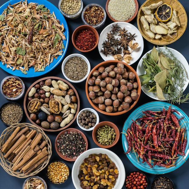 Conjunto de especias y nueces: hierba de limón, canela, pimienta, anís, romero, hoja de laurel, jengibre, avellana, nuez, almendra, cilantro, badyan.