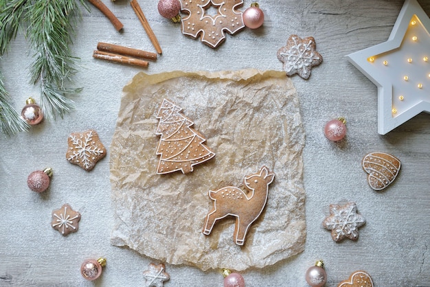 Conjunto de espiga de pan de jengibre navideño y ciervos sobre una mesa con decoración de año nuevo. concepto de cocción de Navidad.