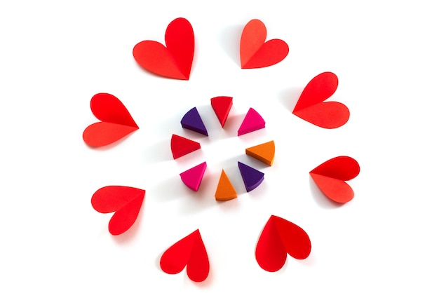 Conjunto de esponjas rojas del maquillaje del corazón aisladas en el concepto del fondo blanco del día de tarjeta del día de San Valentín