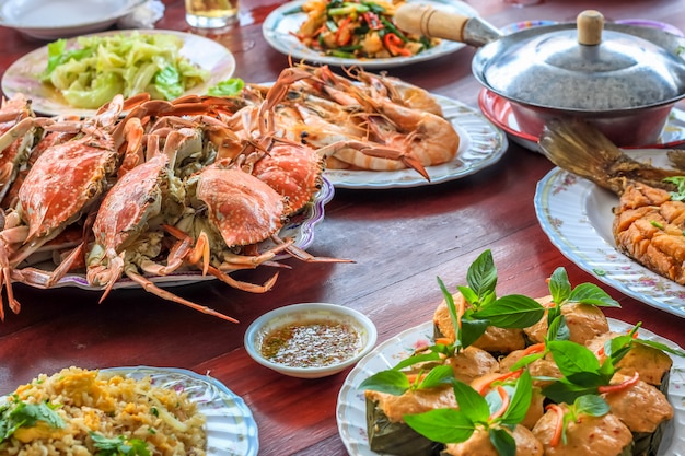 Conjunto de estilo tailandés de pescados y mariscos insiste de pescado al curry al vapor tailandés en tazas de hojas de plátano