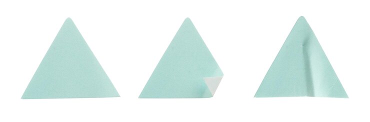 Foto conjunto de etiquetas adhesivas con forma de triángulo azul aisladas sobre fondo blanco