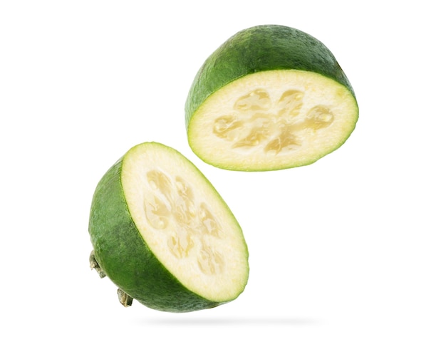 Conjunto de feijoas maduras frescas sobre fondo blanco.