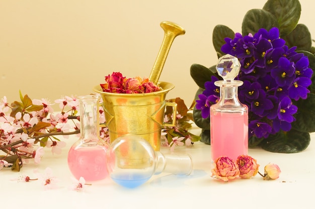 Conjunto de flores de colores y aceite aromático