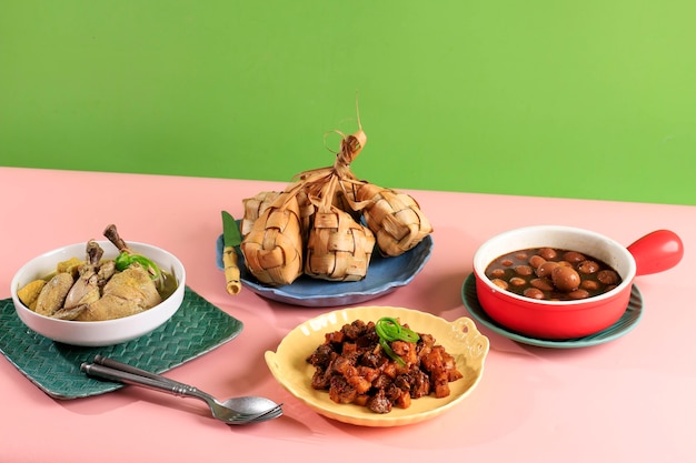 Conjunto focus ketupat lebaran selecionado, menu de pacote completo servido durante o lebaran eid, conceito de menu lebaran colorido. copiar espaço para texto