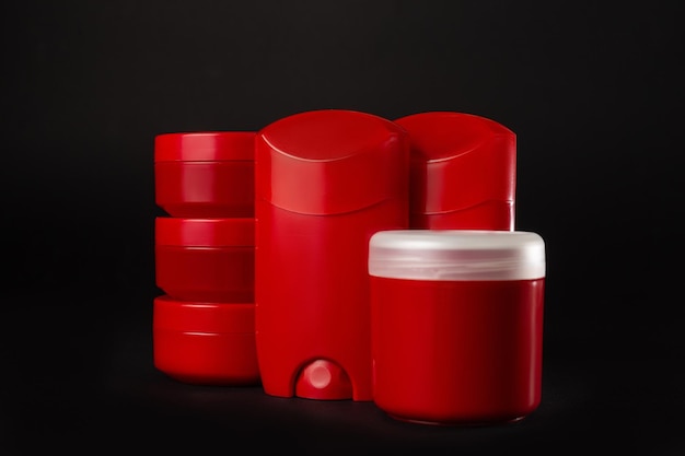 Conjunto de frascos cosméticos sin etiqueta Embalaje cosmético maqueta de marca de frasco rojo vacío aislado sobre fondo negro