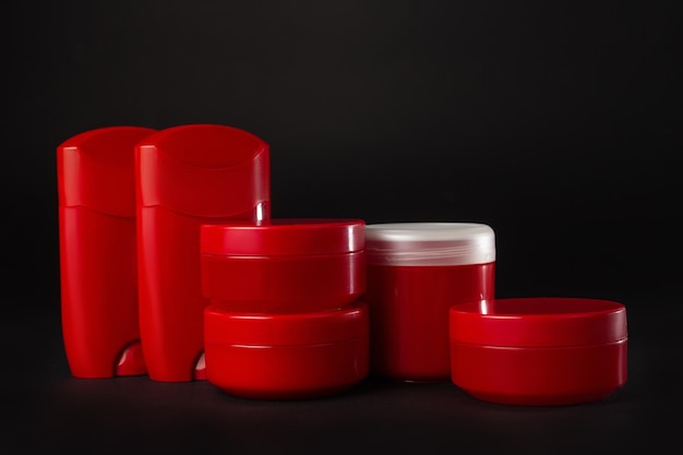 Conjunto de frascos cosméticos sin etiqueta Embalaje cosmético maqueta de marca de frasco rojo vacío aislado sobre fondo negro