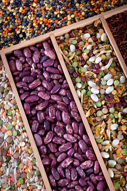 Conjunto de frijoles, arroz, lentejas, especias para cocinar en la cocina