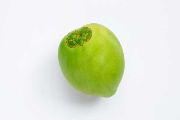 Conjunto de fruta de coco joven verde fresco aislado en blanco