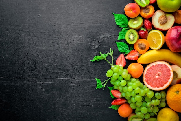 Conjunto de frutas frescas Comida saludable Sobre fondo de madera Vista superior Espacio libre