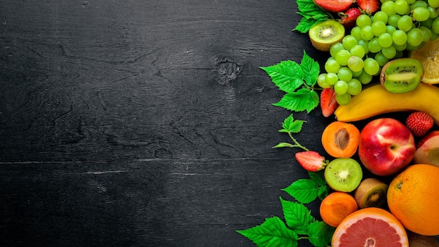 Conjunto de frutas frescas. Comida sana. Sobre fondo de madera. Vista superior. Espacio libre.