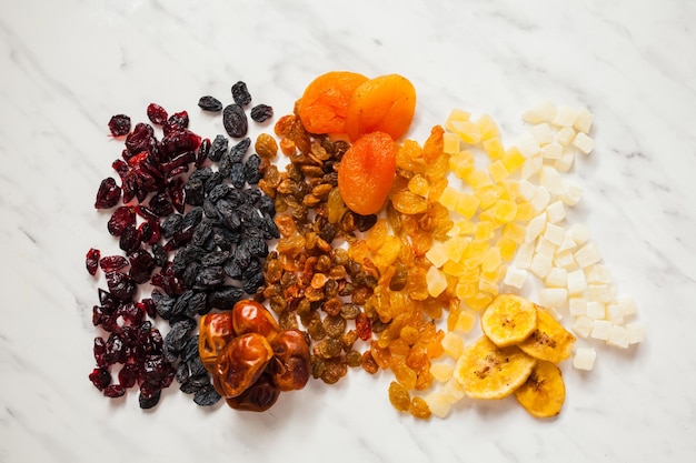 Conjunto de frutas fritas, aperitivos coloridos de primera vista en la mesa, arte de la comida