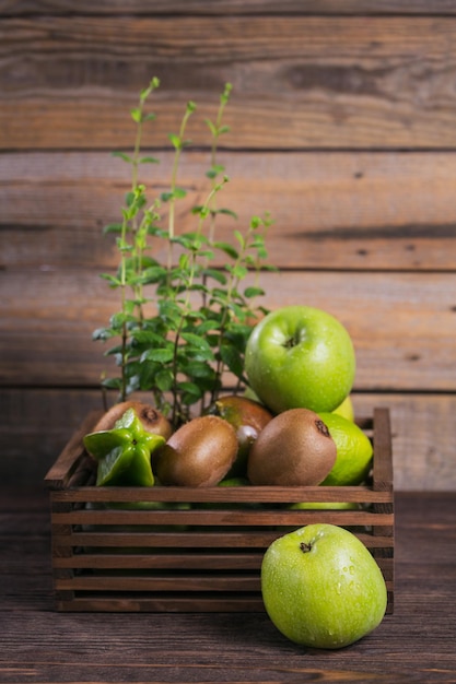 Conjunto de frutas verdes para una dieta saludable y desintoxicación manzana lima kiwi mango carambola y menta