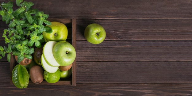 Conjunto de frutas verdes para una dieta saludable y desintoxicación manzana lima kiwi mango carambola y menta