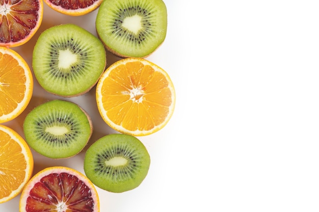 Foto conjunto de frutas con vitamina c, kiwi, lelon, naranja roja, naranja amarilla en un corte aislado en blanco