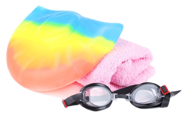 Conjunto para gafas de gorro de baño de piscina y toalla aislada en blanco